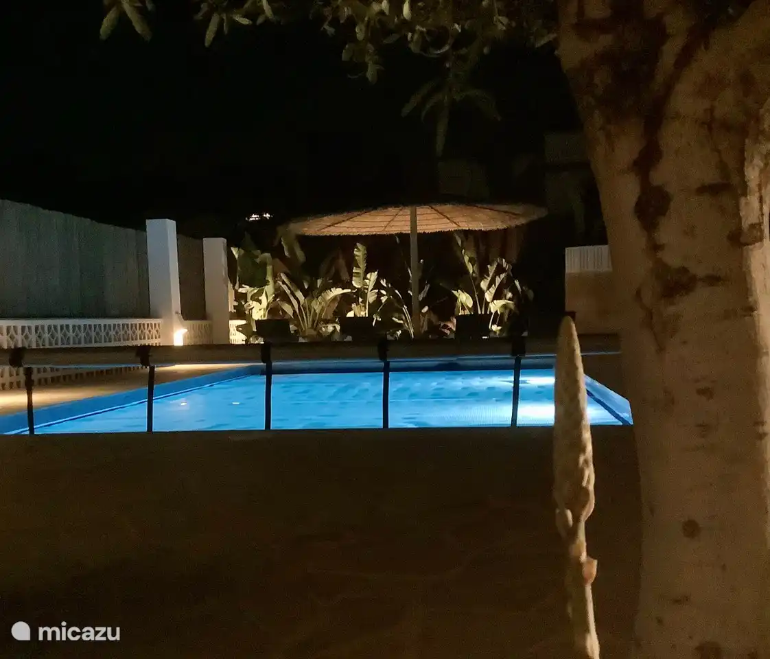 Beleuchtetes Schwimmbad.