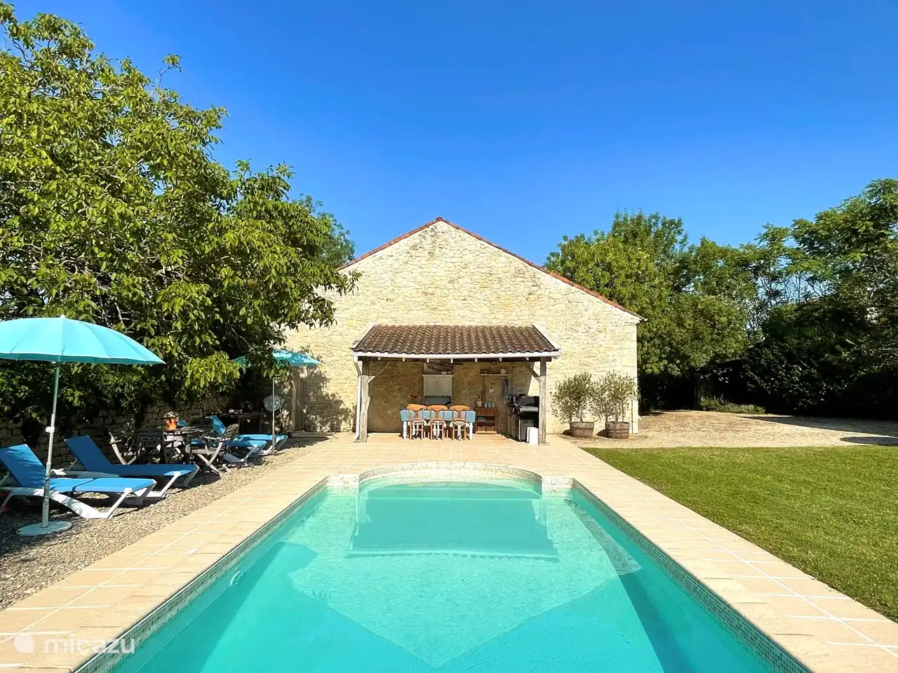 Swimmingpool und angrenzende Terrasse