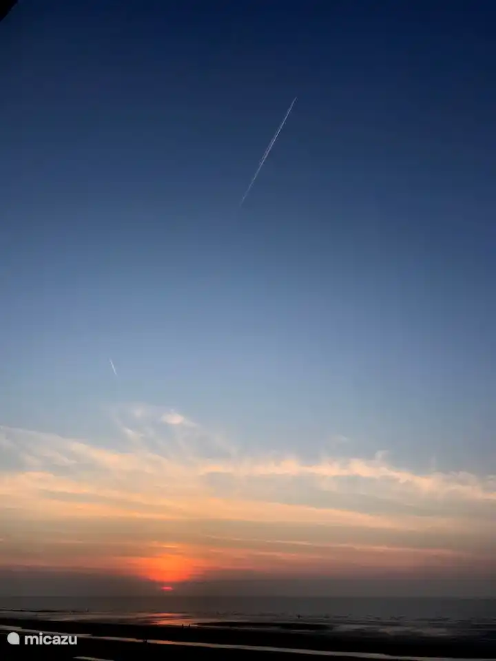 Un beau coucher de soleil comme vous le verrez souvent ici, depuis votre propre balcon !