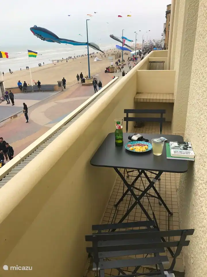 Une table et des chaises de bistrot vous permettent de vous asseoir tous les jours sur votre balcon.