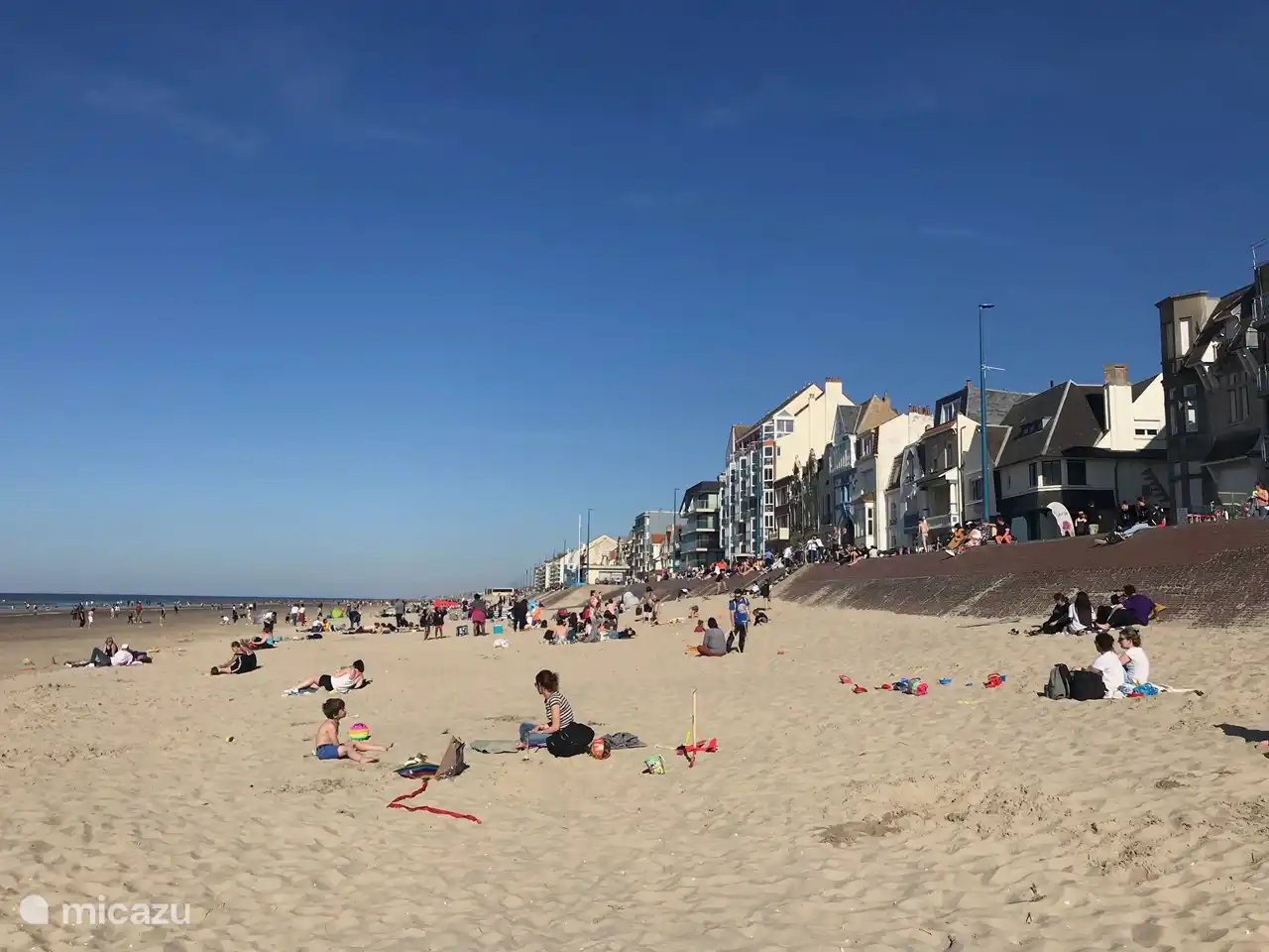 Image de la plage par une chaude journée : la photo a été prise directement devant l'appartement. Vous êtes littéralement debout à cet endroit après avoir marché à cinq mètres de votre porte d'entrée.