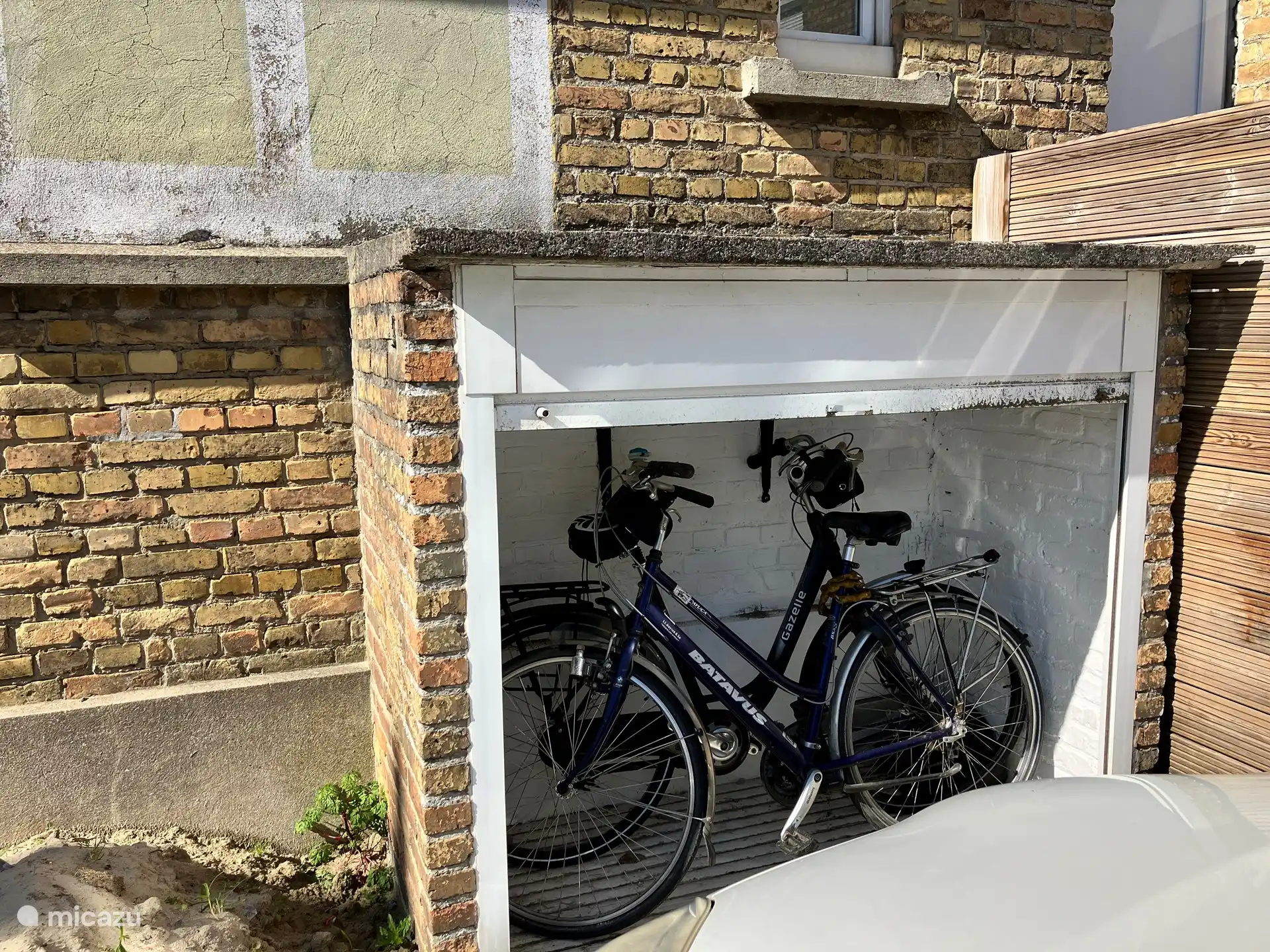 Votre local à vélos sur votre propre place de parking dans la cour fermée. 