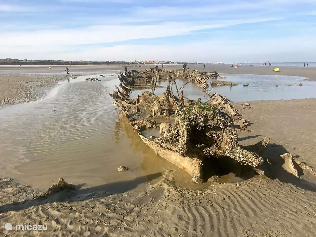 De nombreux vestiges de la Seconde Guerre mondiale se trouvent sur la plage près de votre appartement, comme cette épave d'un navire britannique qui a été coulé dans les premiers mois de la guerre et que vous pouvez maintenant rejoindre à pied à marée basse.