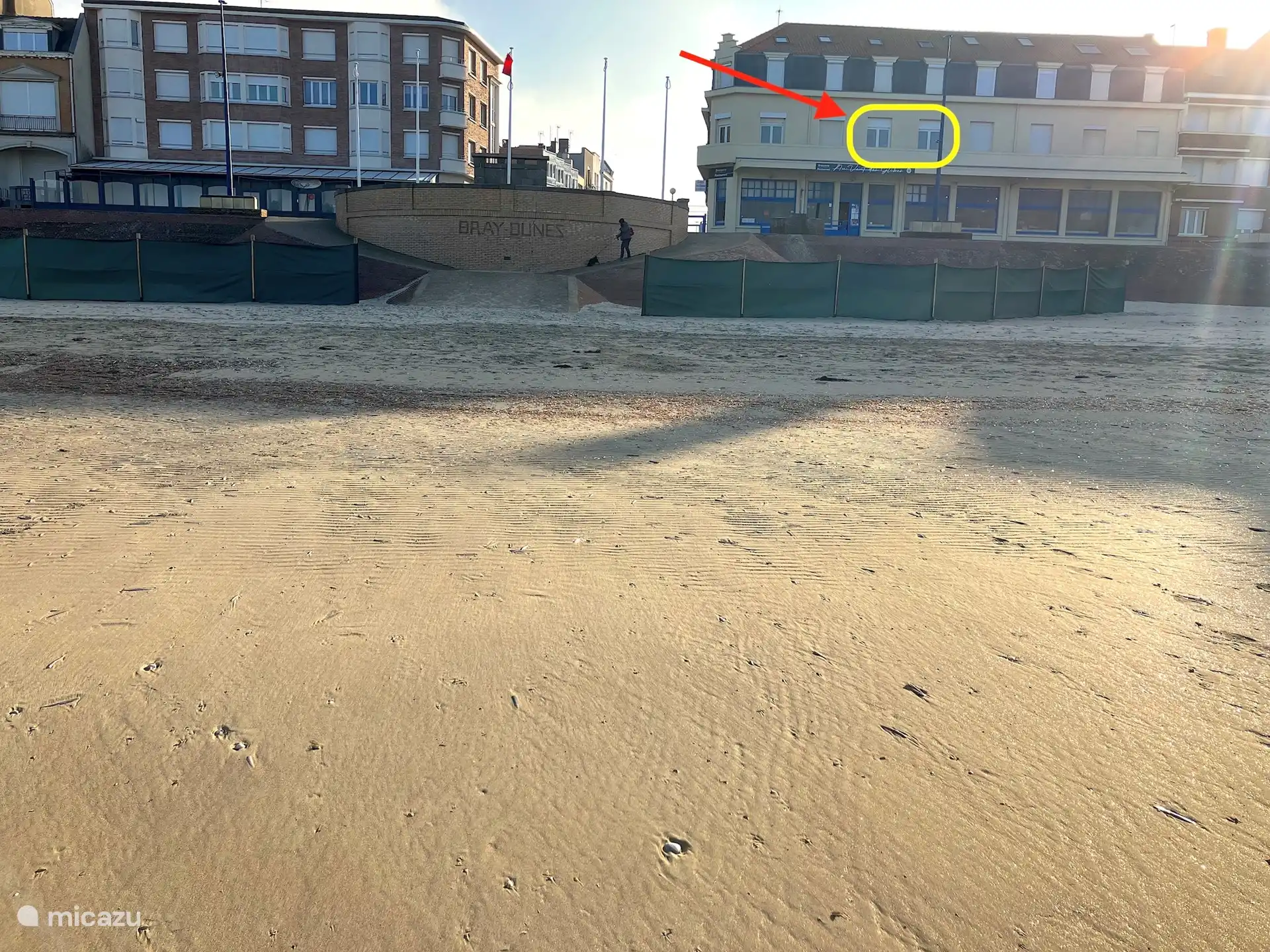 La vue de face de votre appartement : vous êtes aux premières loges sur la plage et en bord de mer. 