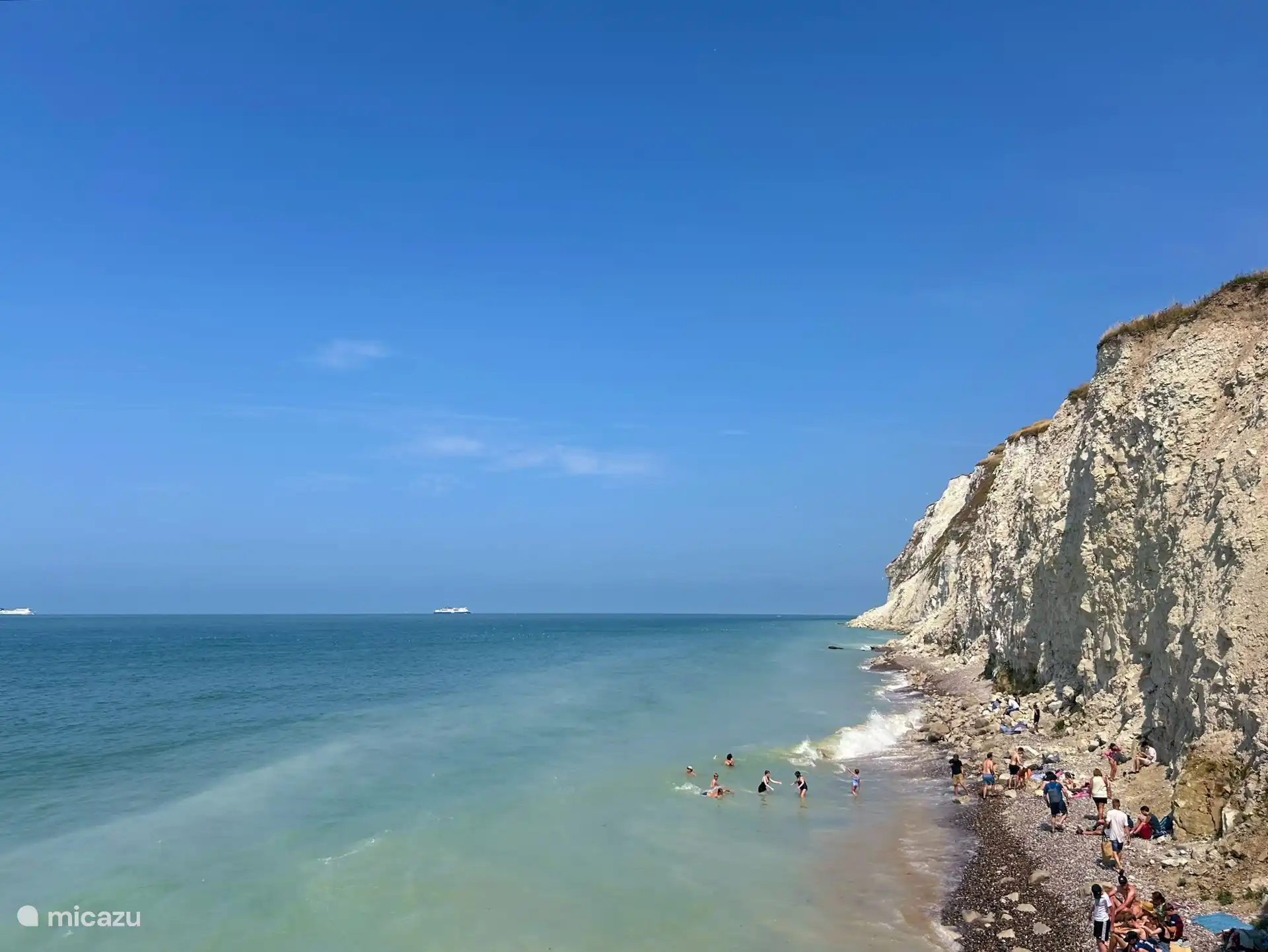 À une heure de route de Bray-Dunes, le long de la côte en dessous de Calais, se trouve le Cap Blanc Nez, où se trouvent les falaises de craie françaises. Super endroit pour se promener, escalader les falaises de craie et sauter dans la mer. 