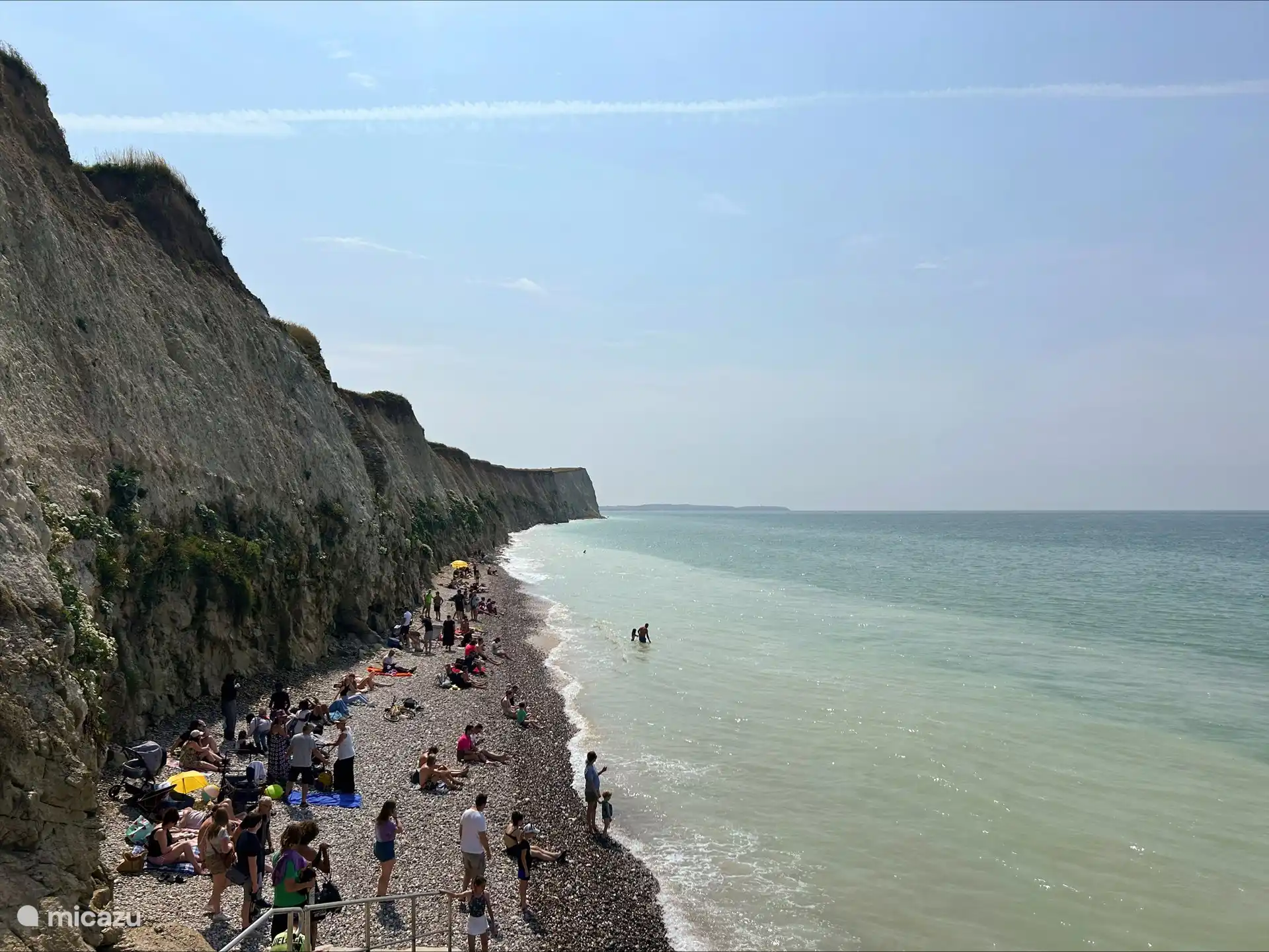 À une heure de route de Bray-Dunes, le long de la côte en dessous de Calais, se trouve le Cap Blanc Nez, où se trouvent les falaises de craie françaises. Super endroit pour se promener, escalader les falaises de craie et sauter dans la mer. 