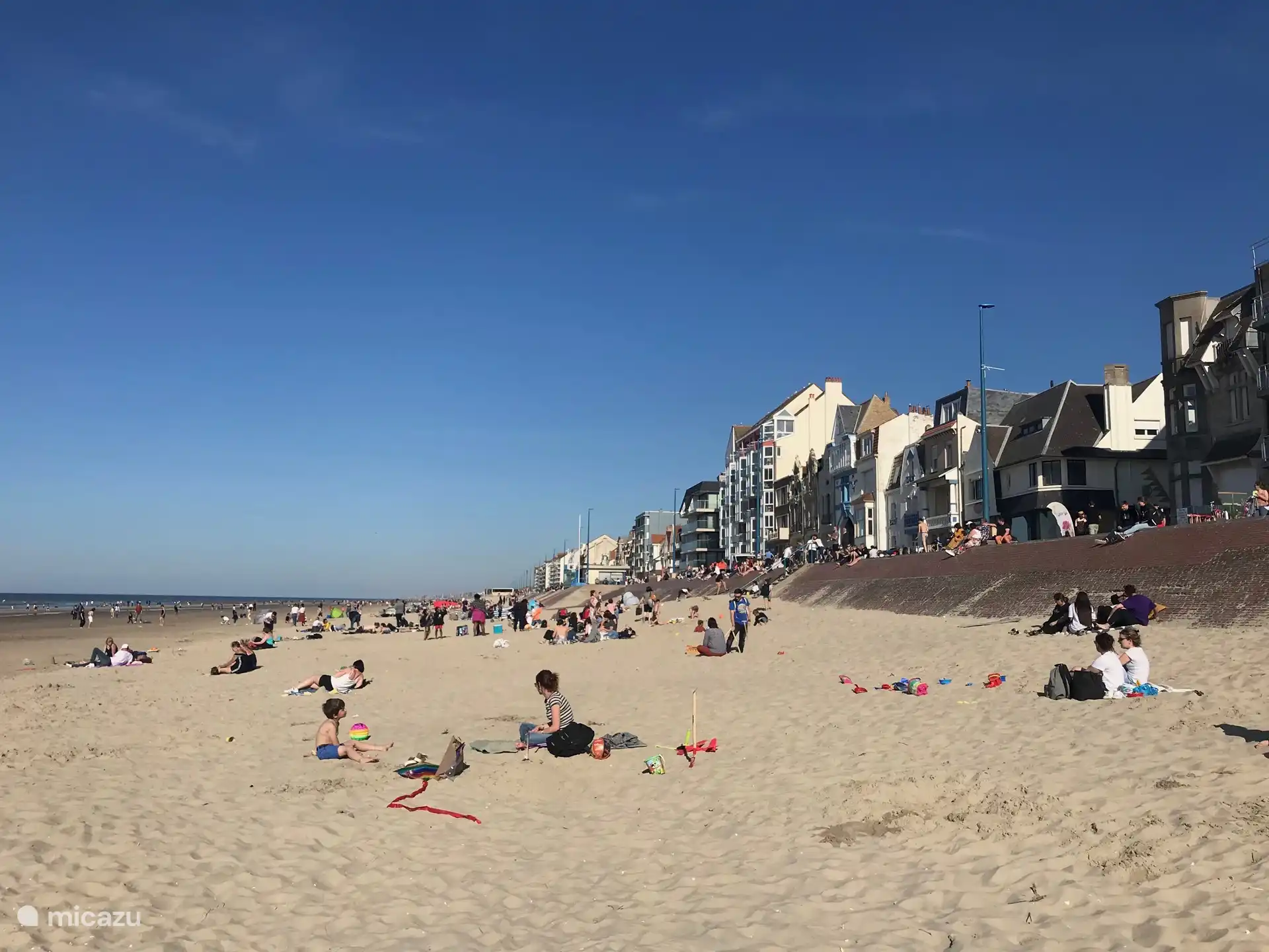 Notre cour avant ! Scène de plage par une chaude journée de printemps : la photo a été prise directement devant l’appartement. Vous êtes littéralement à dix mètres à pied de votre porte d’entrée à cet endroit. 