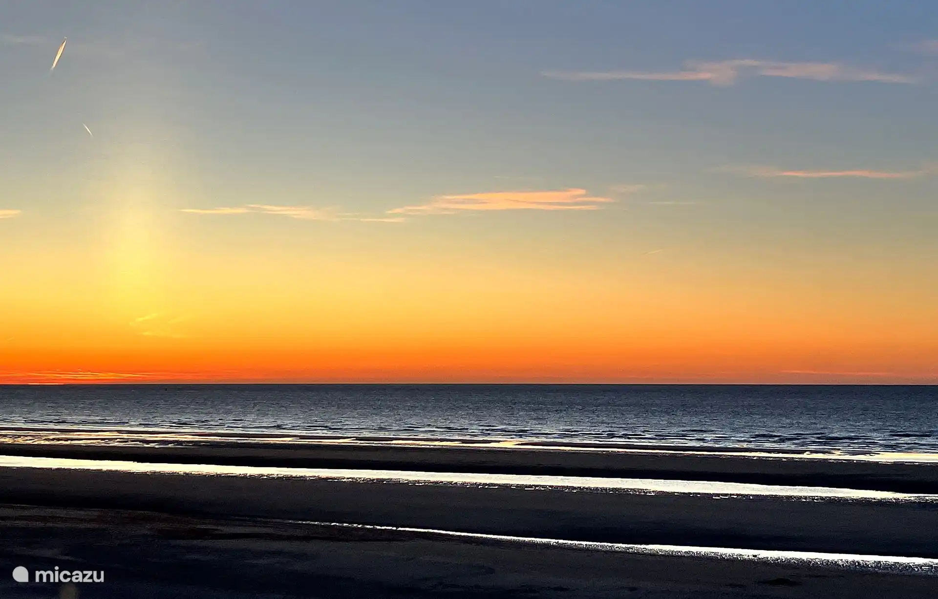 Coucher de soleil depuis votre balcon. Il ne s’agit pas d’une image modifiée (seulement recadrée). Tous les soirs, des groupes de personnes viennent regarder le coucher de soleil sur la plage. Vous pouvez en faire l’expérience depuis votre propre balcon ! 