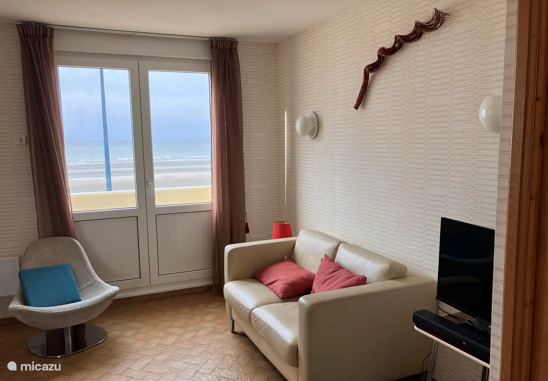 Salon avec canapé et télévision avec des dizaines de chaînes via le modem 4K et la fibre optique. 