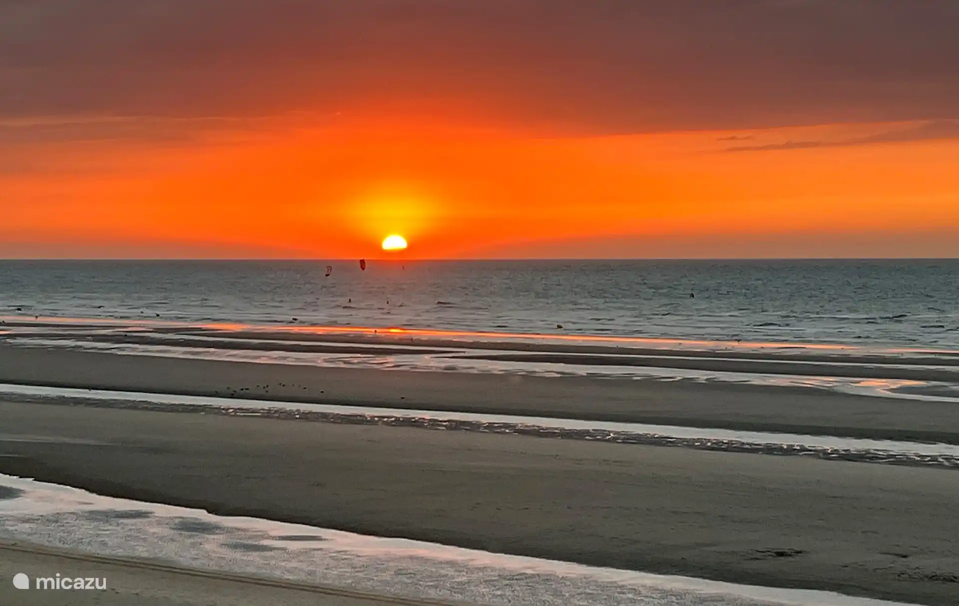 Coucher de soleil depuis votre balcon. Il ne s’agit pas d’une image modifiée (seulement recadrée). Tous les soirs, des groupes de personnes viennent regarder le coucher de soleil sur la plage. Vous pouvez en faire l’expérience depuis votre propre balcon ! 