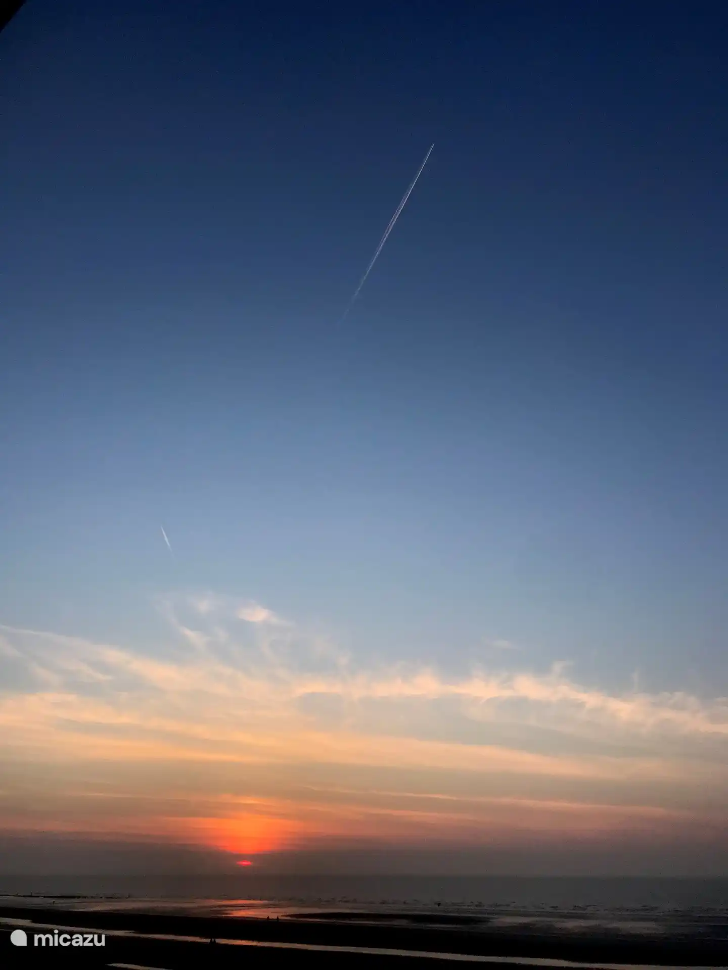 Coucher de soleil depuis votre balcon. Il ne s’agit pas d’une image modifiée (seulement recadrée). Tous les soirs, des groupes de personnes viennent regarder le coucher de soleil sur la plage. Vous pouvez en faire l’expérience depuis votre propre balcon ! 