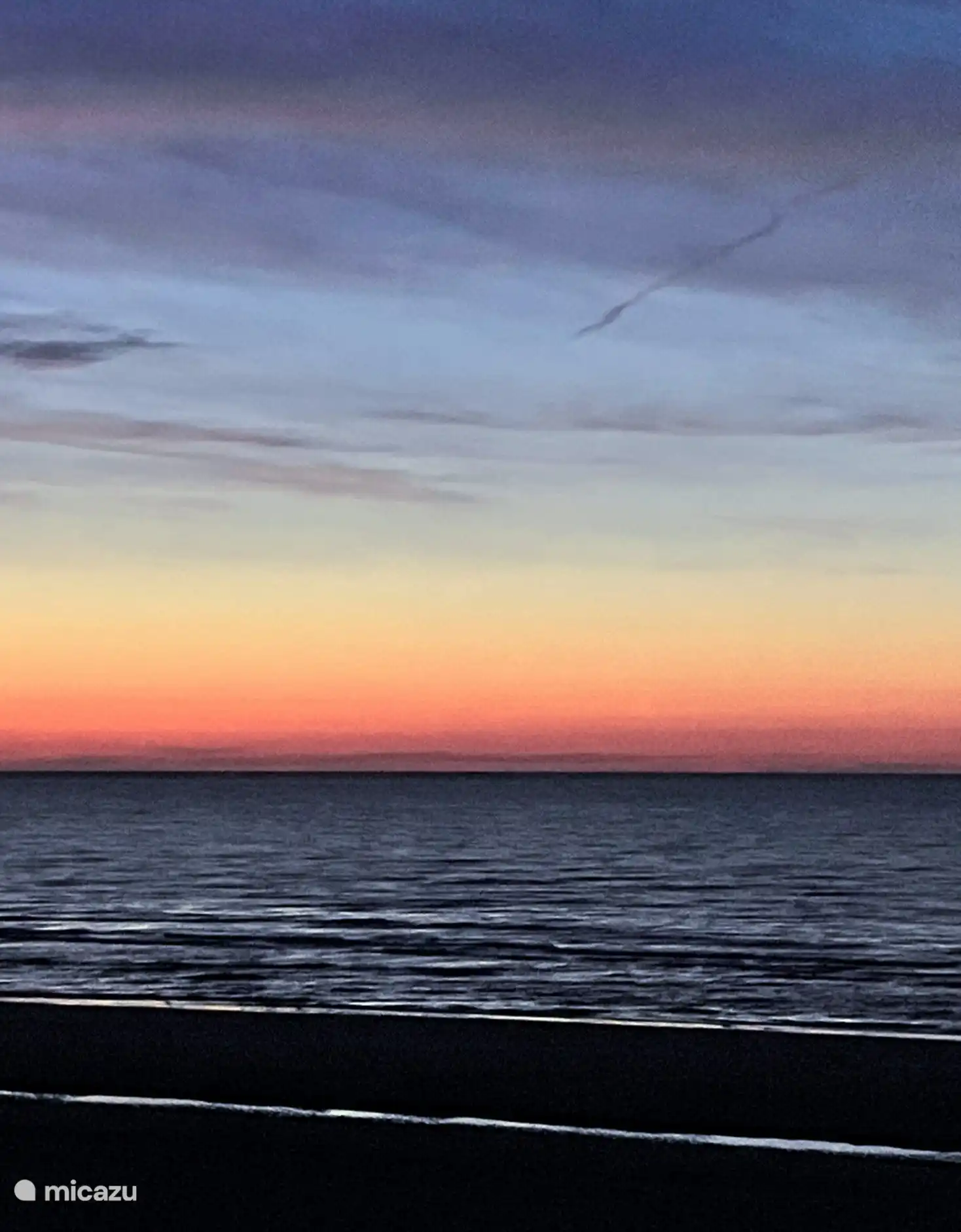 Coucher de soleil depuis votre balcon. Il ne s’agit pas d’une image modifiée (seulement recadrée). Tous les soirs, des groupes de personnes viennent regarder le coucher de soleil sur la plage. Vous pouvez en faire l’expérience depuis votre propre balcon ! 