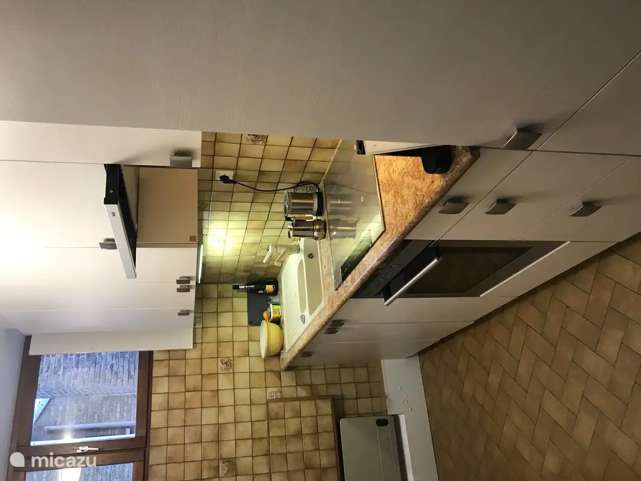 Cuisine solide bien équipée avec dessus en marbre, induction, hotte, lave-vaisselle encastré, four électrique, grand réfrigérateur encastré avec compartiment congélateur. Et beaucoup d'espace de rangement.