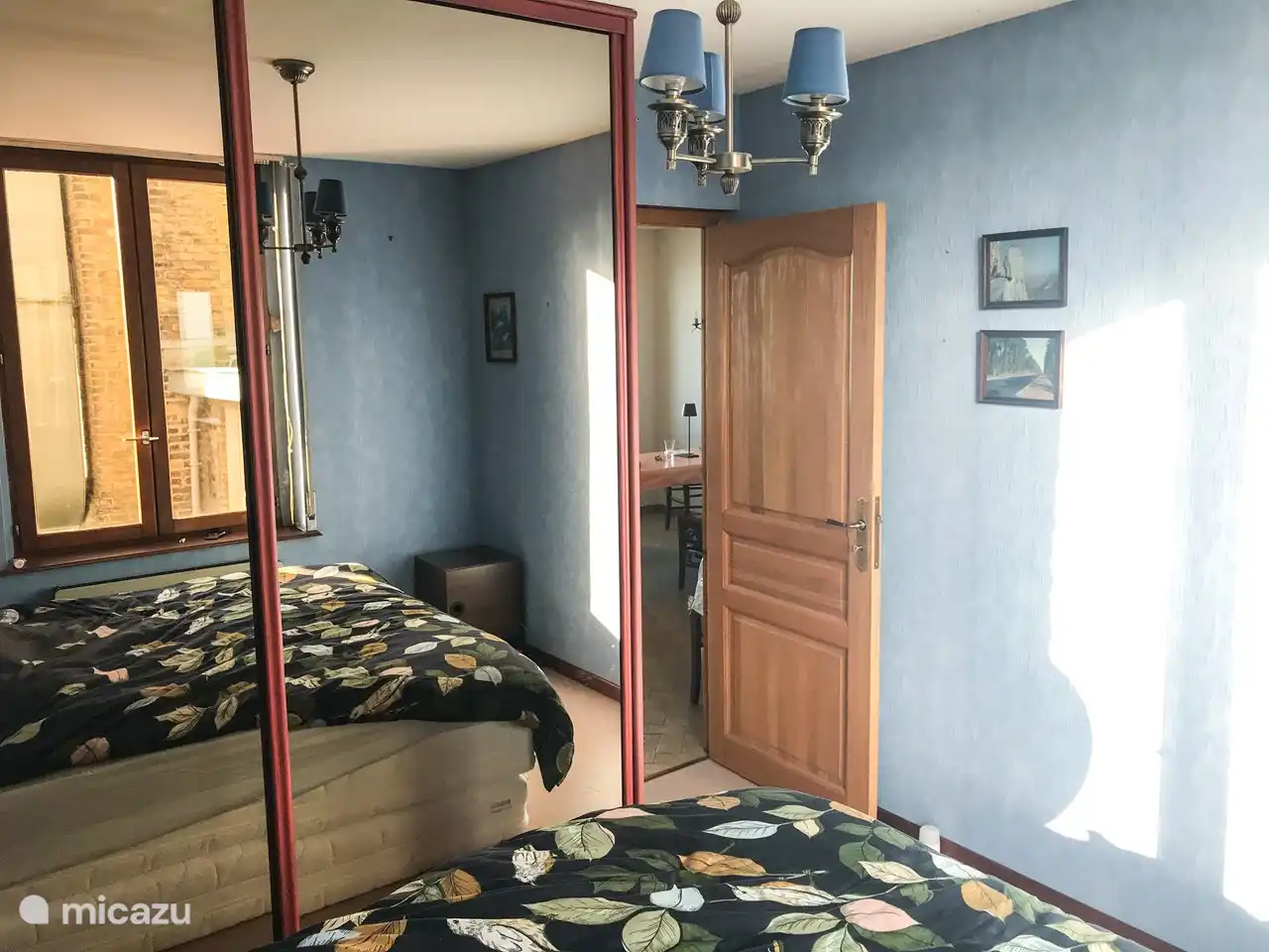 La chambre a une grande fenêtre et un grand garde-robe pour beaucoup d'espace de rangement.