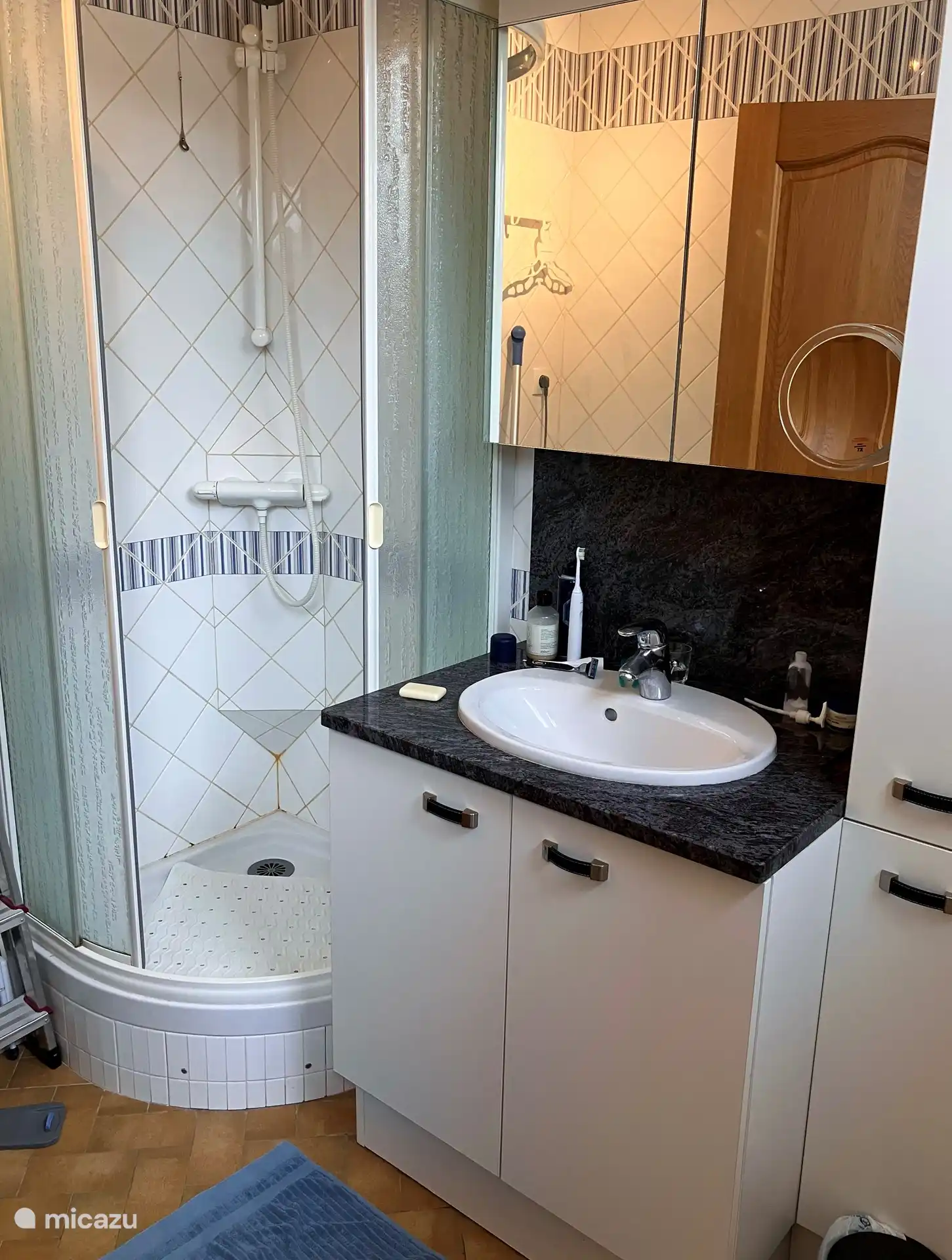 La salle de bain séparée avec machine à laver, cabine de douche, chauffage infrarouge, une fenêtre à battants dans la cour et beaucoup d’espace de rangement pour vos affaires. 