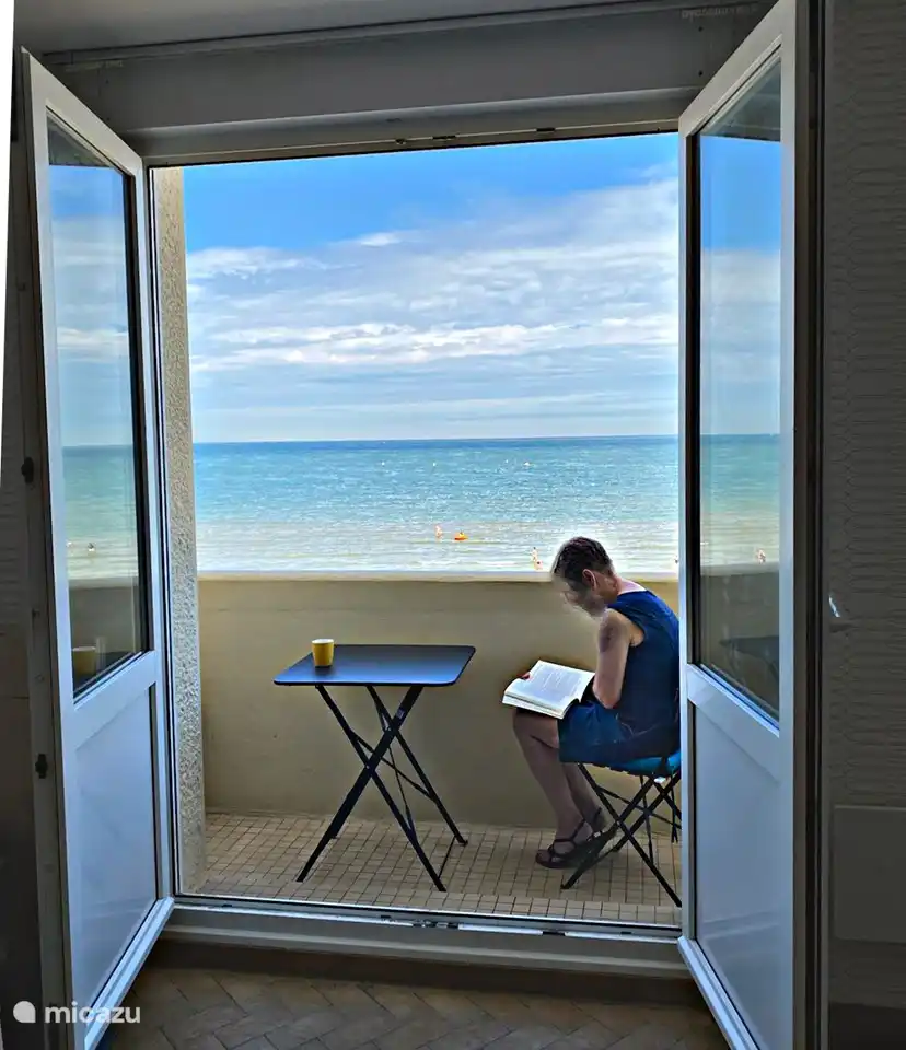 Asseyez-vous et lisez sur votre balcon.