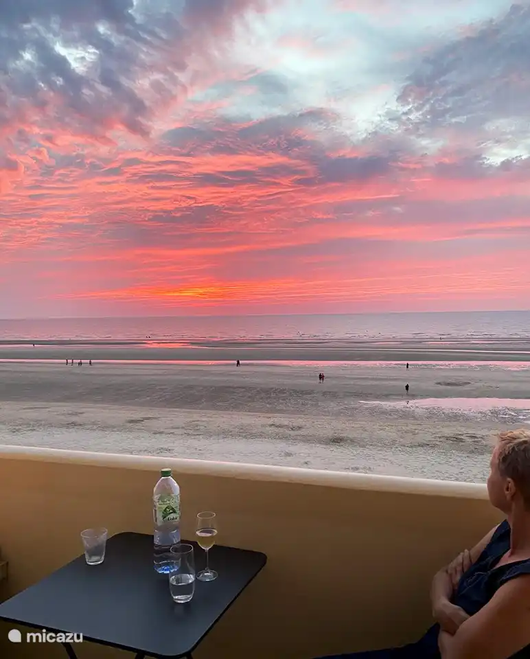 Un magnifique coucher de soleil comme vous pouvez souvent le voir depuis votre propre balcon ! 