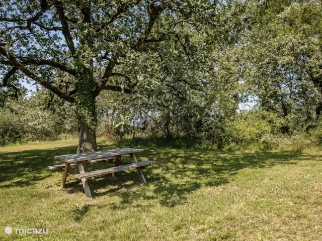 mirandole en Francia, Dordoña, Martel - casa vacacional Mesa de picnic en el jardín