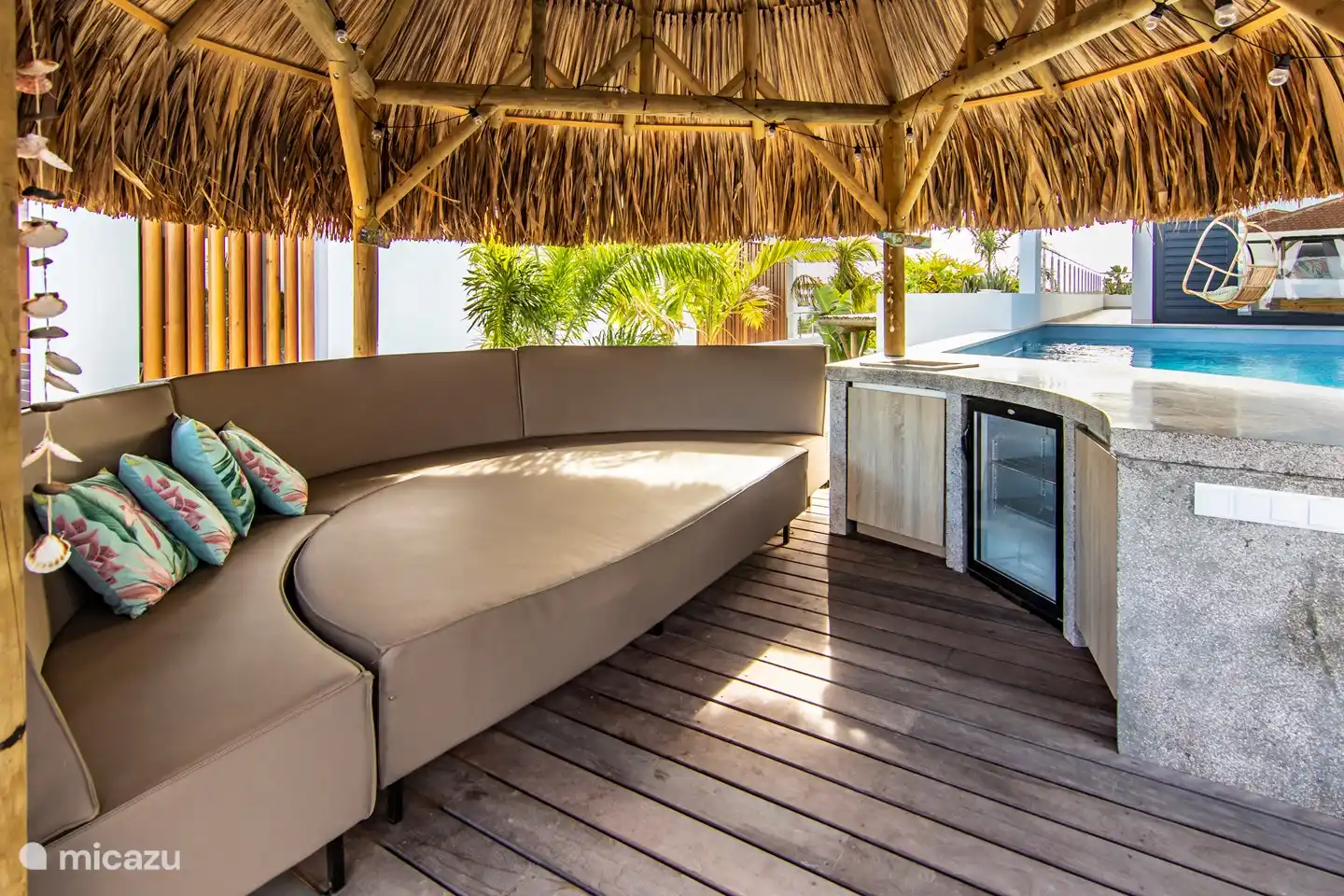 Palapa bar avec réfrigérateur