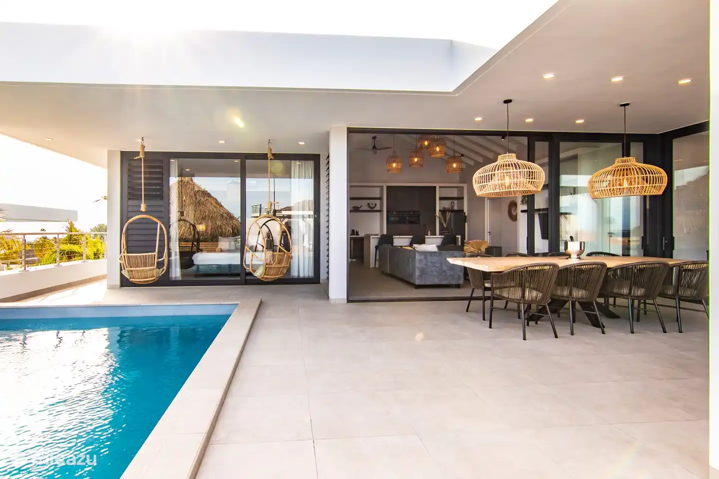 Terrasse de piscine avec vue sur le salon