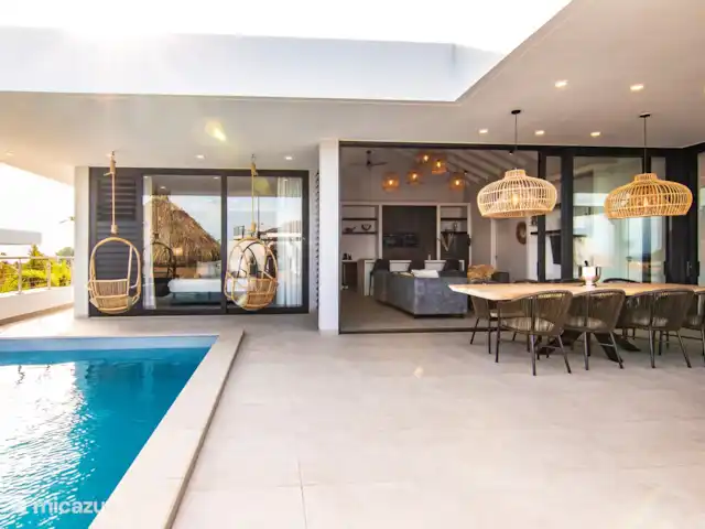 Lamar Villas Penthouse Aloès | Curaçao, Banda Ariba (est), Jan Thiel - penthouse Terrasse de piscine avec vue sur le salon