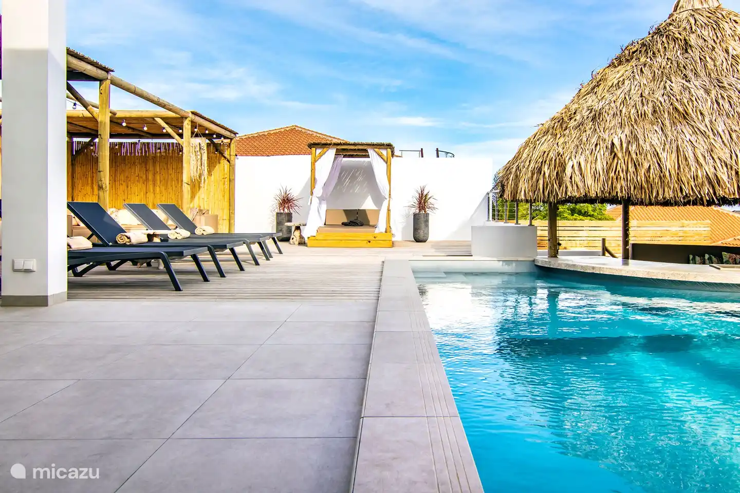 Terrasse de piscine à l'arrière