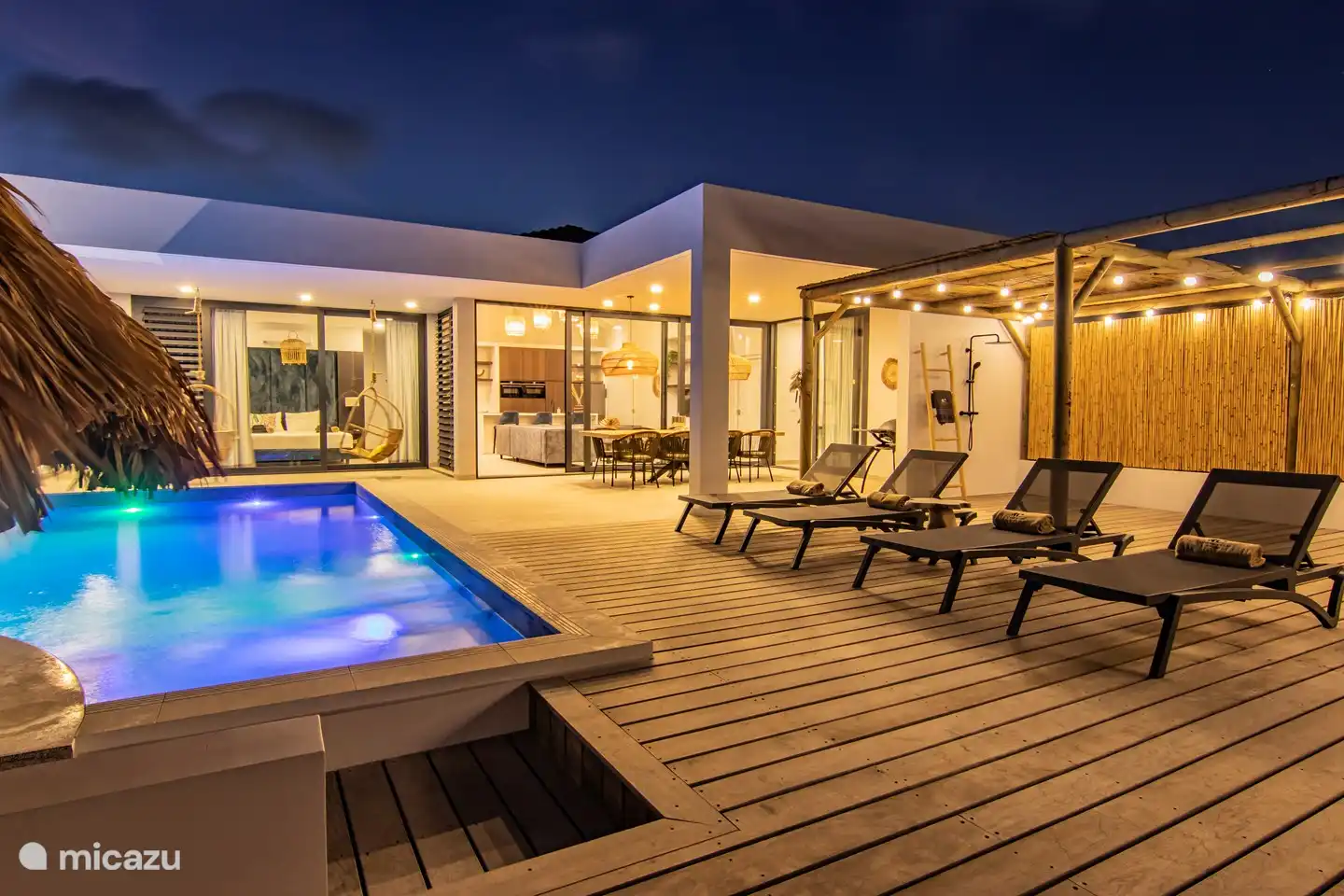 Terrasse de la piscine la nuit