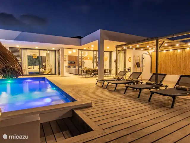 Lamar Villas Penthouse Aloès | Curaçao, Banda Ariba (est), Jan Thiel - penthouse Terrasse de la piscine la nuit