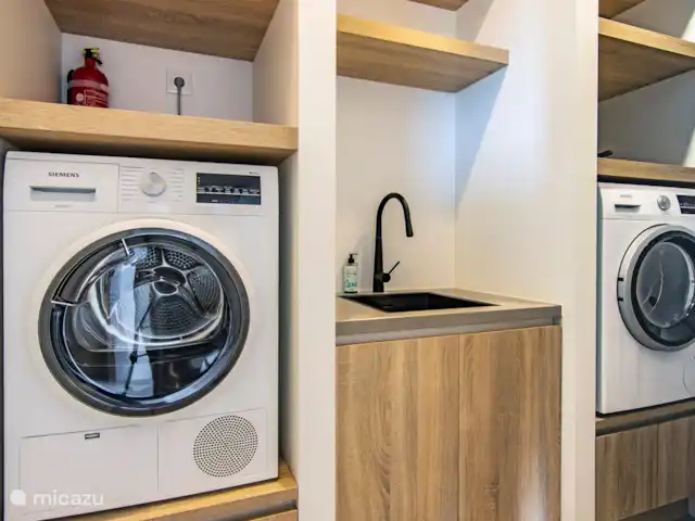 Lamar Villas Penthouse Aloès | Curaçao, Banda Ariba (est), Jan Thiel - penthouse Buanderie avec lave-linge, sèche-linge et matériel de repassage.