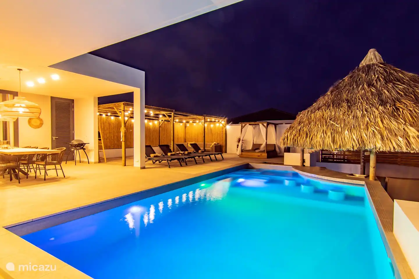 Terrasse de la piscine la nuit