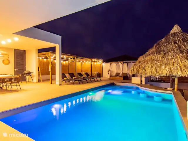 Lamar Villas Penthouse Aloès | Curaçao, Banda Ariba (est), Jan Thiel - penthouse Terrasse de la piscine la nuit