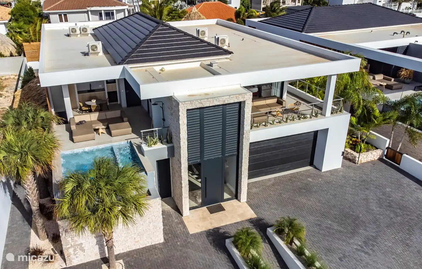 Façade de toute la villa (le penthouse est situé sur le côté droit du 1er étage)