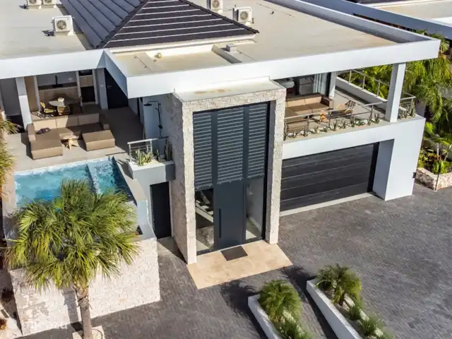 Lamar Villas Penthouse Aloès | Curaçao, Banda Ariba (est), Jan Thiel - penthouse Façade de toute la villa (le penthouse est situé sur le côté droit du 1er étage)