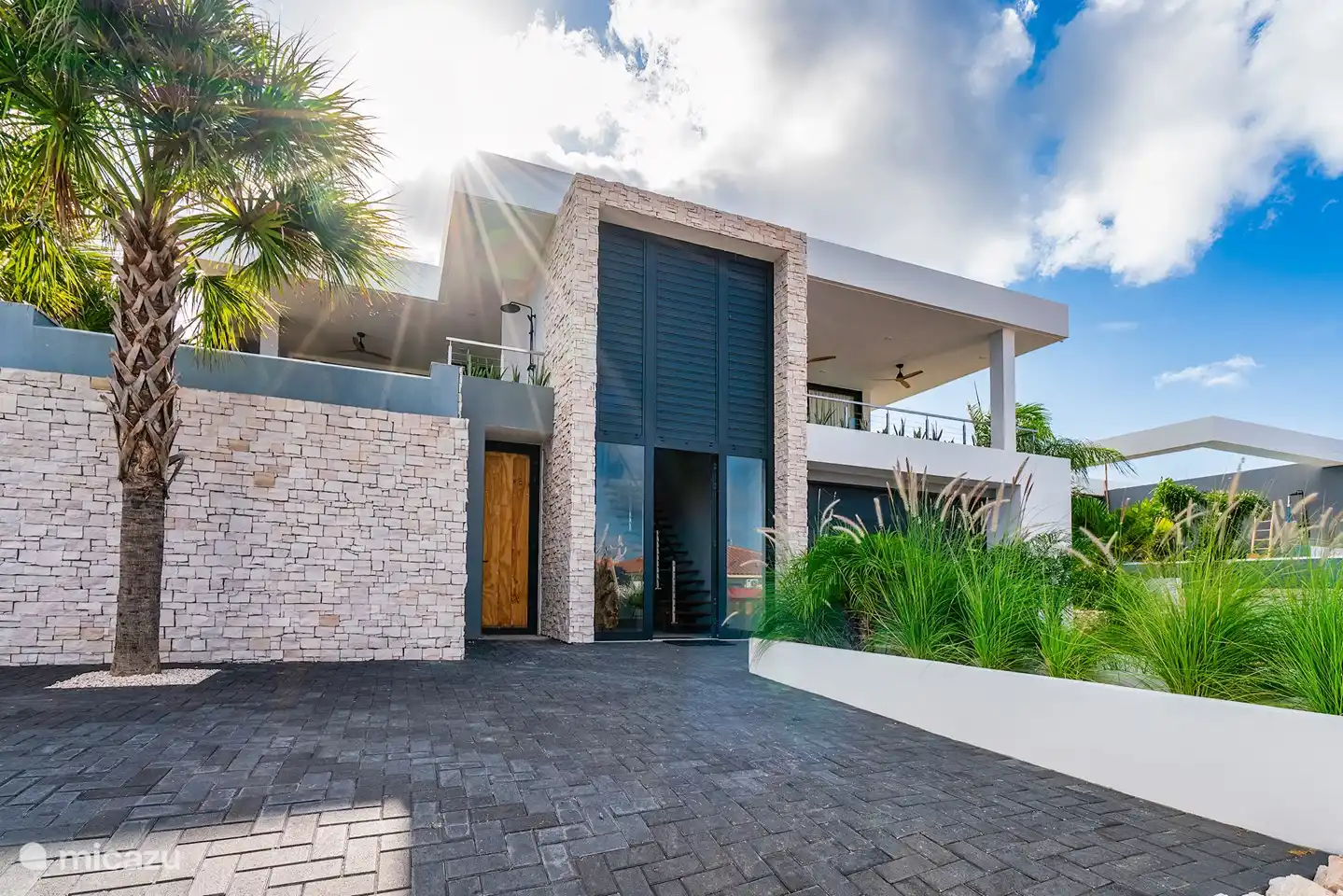 Façade de toute la villa