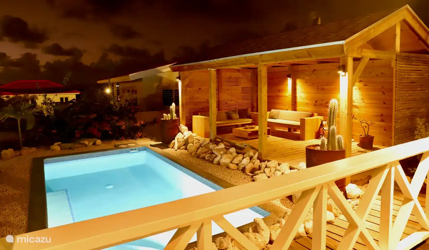 Swimmingpool und Lounge-Ecke am Abend