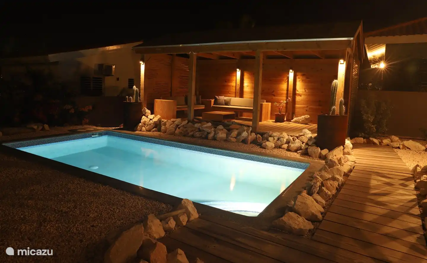 Swimmingpool und Lounge-Ecke am Abend