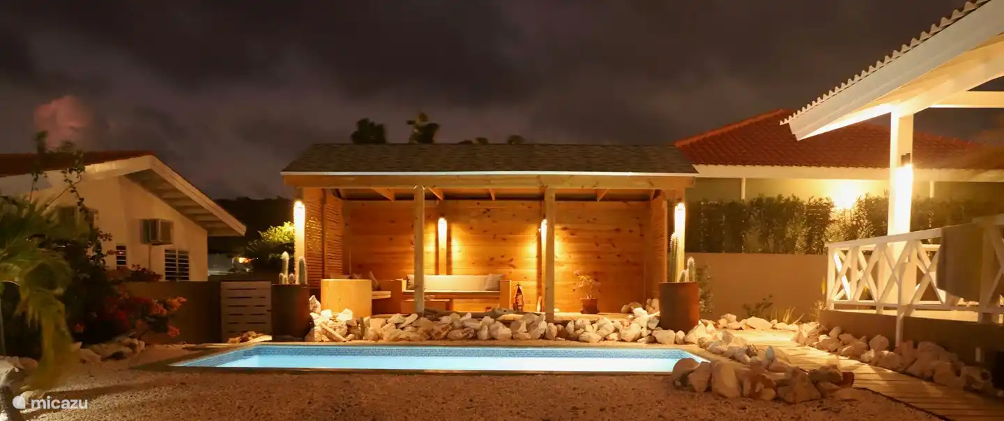 Swimmingpool und Lounge-Ecke am Abend