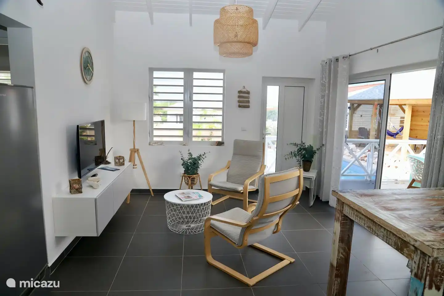 Wohnzimmer mit 4k Fernseher für Netflix, Disney+, Apple TV und andere Streamingdienste