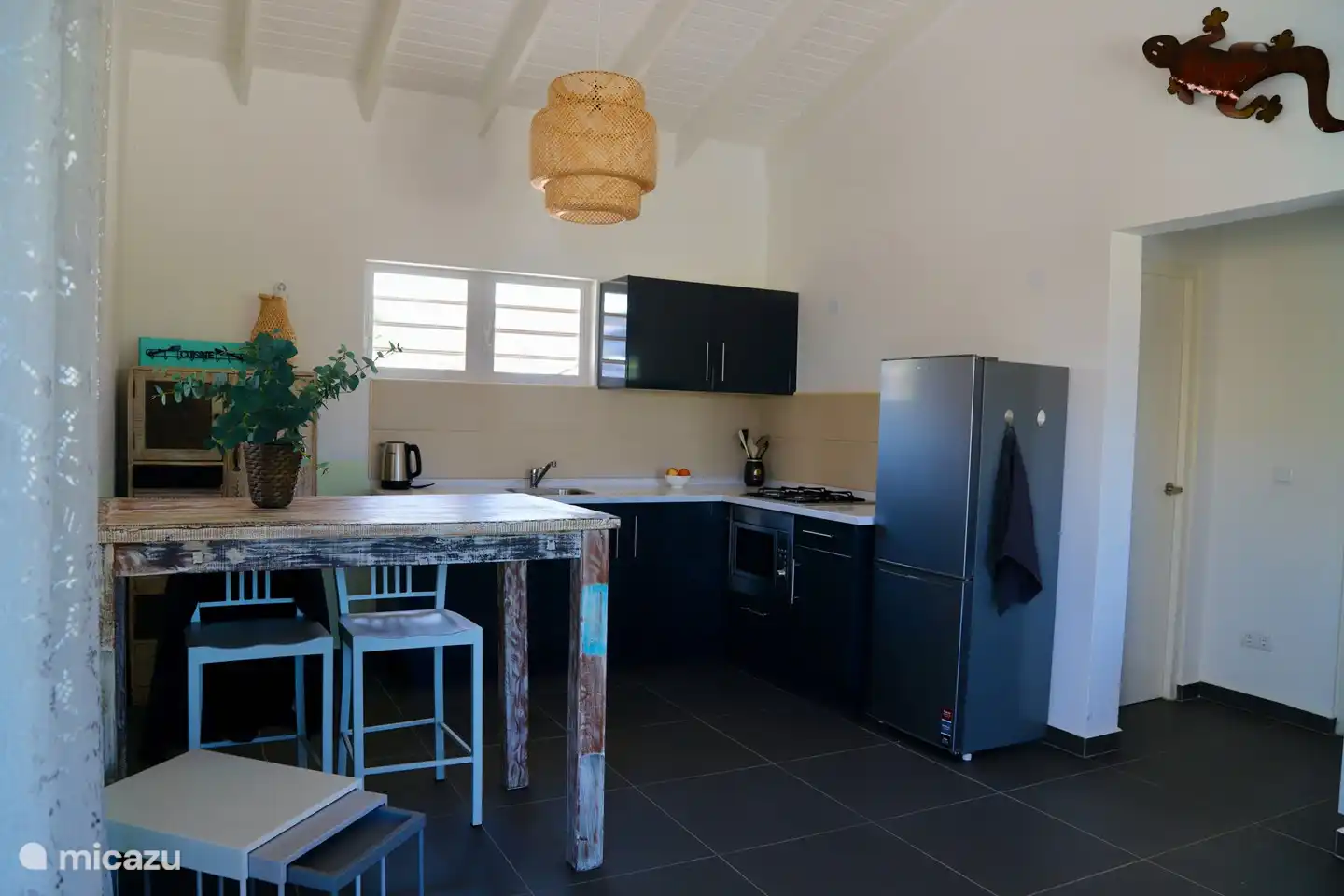 Küche mit Kombi-Mikrowelle/Backofen, 4-Flammen-Gasherd, Kühlschrank mit Gefrierfach