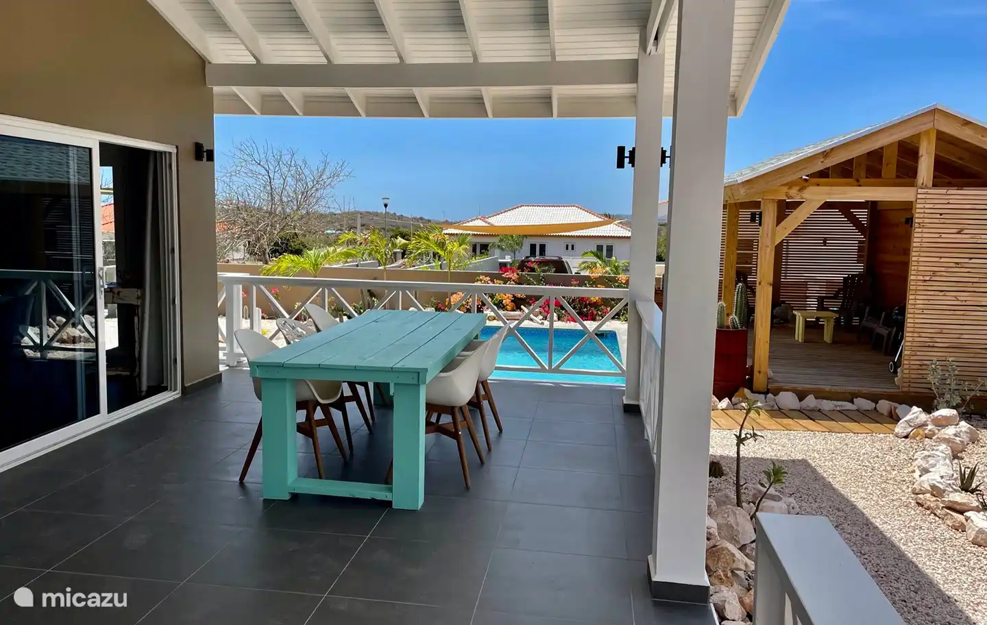 Die Veranda hat einen großen Esstisch und liegt schön im Wind und im Schatten