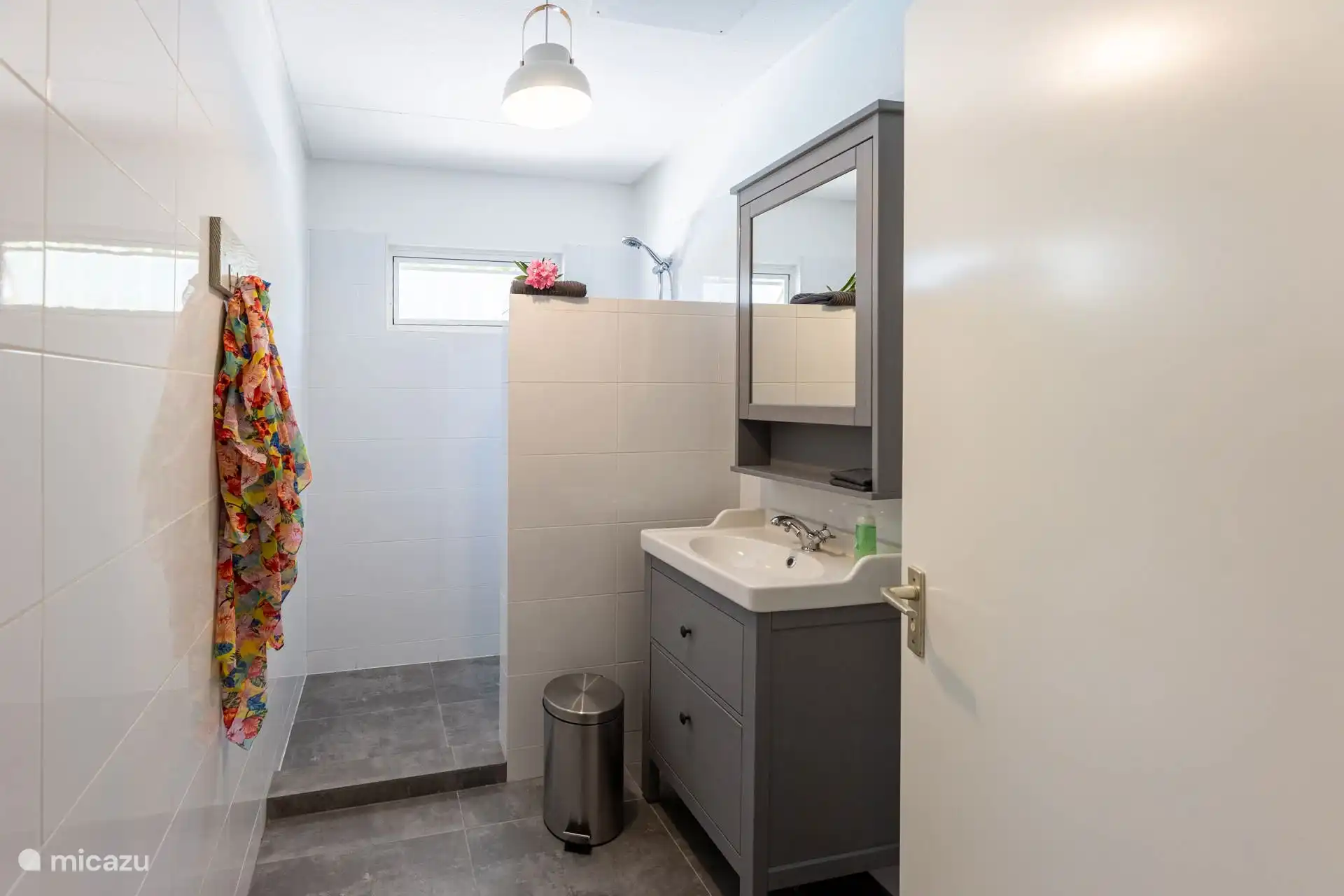 Des salles de bain fraîches avec beaucoup de crochets et d’espace de rangement !