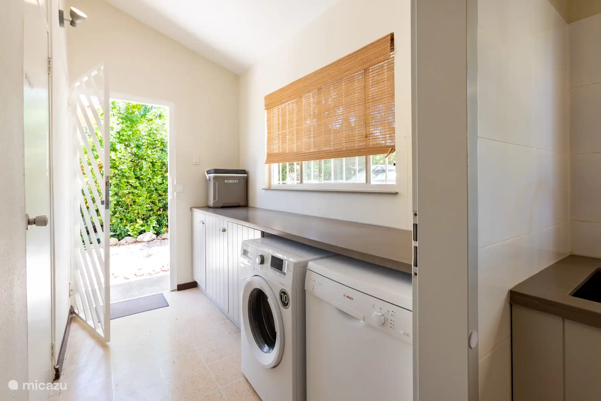 Buanderie spacieuse avec toutes sortes de commodités, lave-vaisselle, grande machine à laver, sacs à provisions, glacière, comme si vous étiez à la maison !!