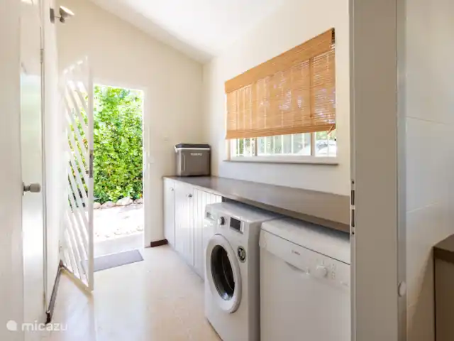 Villa Dushi Arembos, privézwembad 6p huren in Curaçao, Banda Abou (west), Grote Berg - villa Ruime bijkeuken met allerlei handigheden, vaatwasser, grote wasmachine, boodschappentassen, koelbox, alsof je thuis bent!!