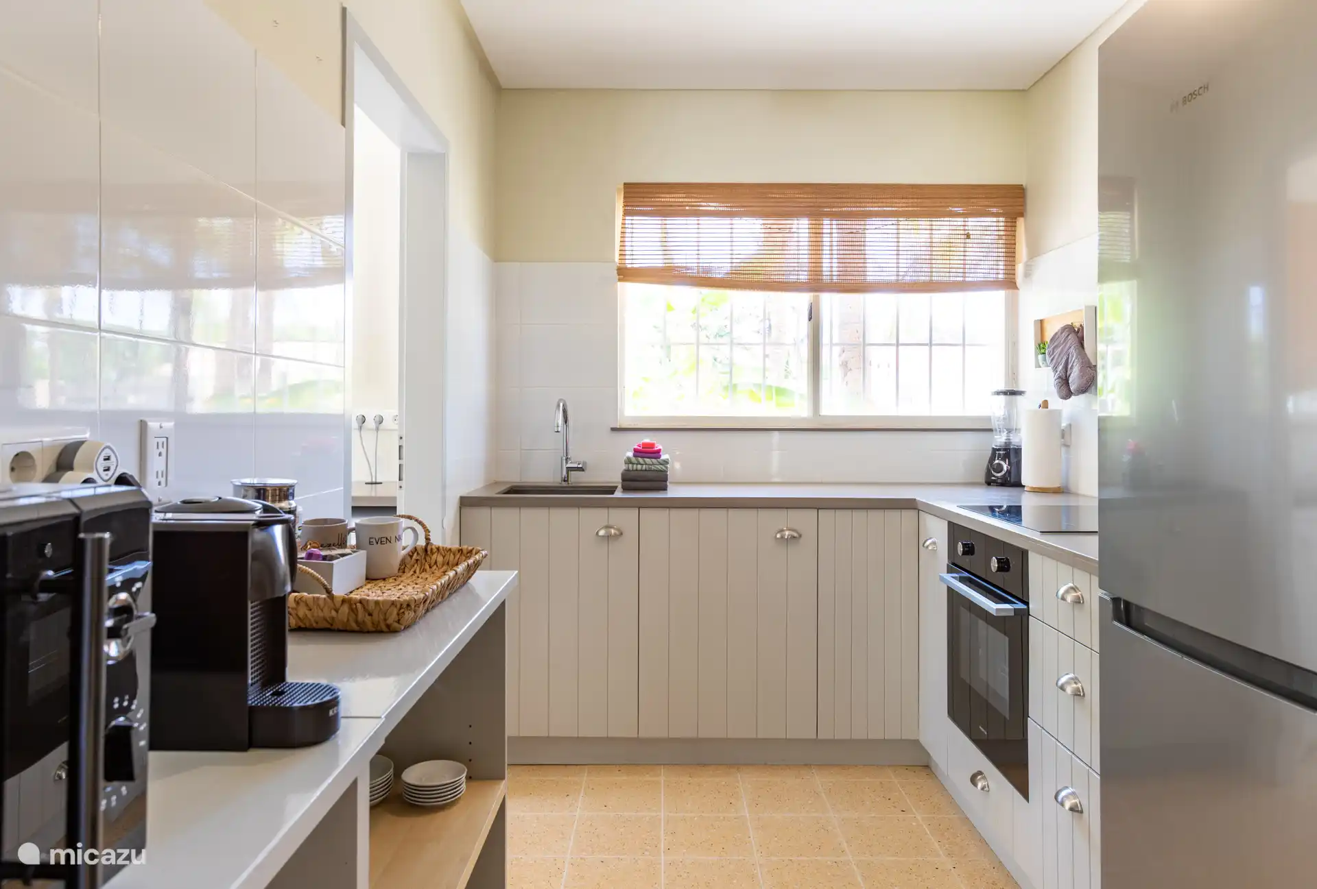 Cuisine très complète, Nespresso, plaque à induction, souvent toutes sortes d’herbes et d’épices