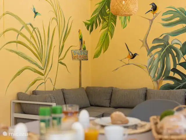 Villa Dushi Arembos, privézwembad 6p huren in Curaçao, Banda Abou (west), Grote Berg - villa Villa Dushi Arembos Gezellige porch met tropische muurschildering