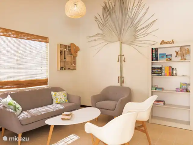 Villa Dushi Arembos, privézwembad 6p huren in Curaçao, Banda Abou (west), Grote Berg - villa Lichte natuurlijke inrichting, rustige kleuren, kast staat inmiddels vol boeken, informatie en spelletjes