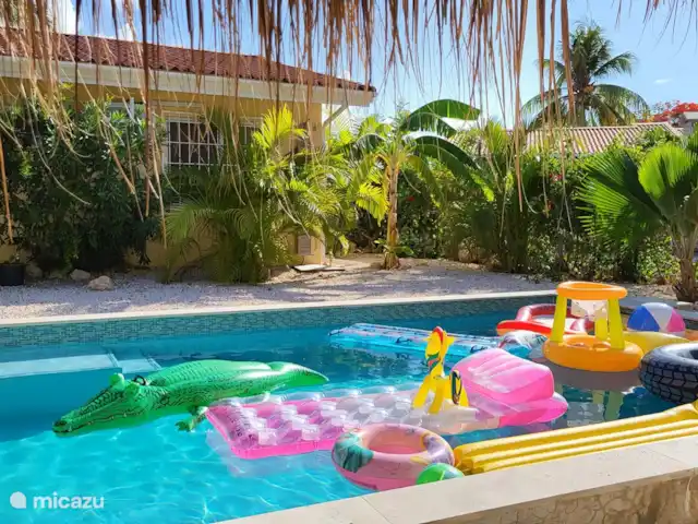 Villa Dushi Arembos, privézwembad 6p huren in Curaçao, Banda Abou (west), Grote Berg - villa Het zwembadhuisje ligt vol met luchtbedjes, speelgoed, snorkels, flippers en brillen. Have fun!!!