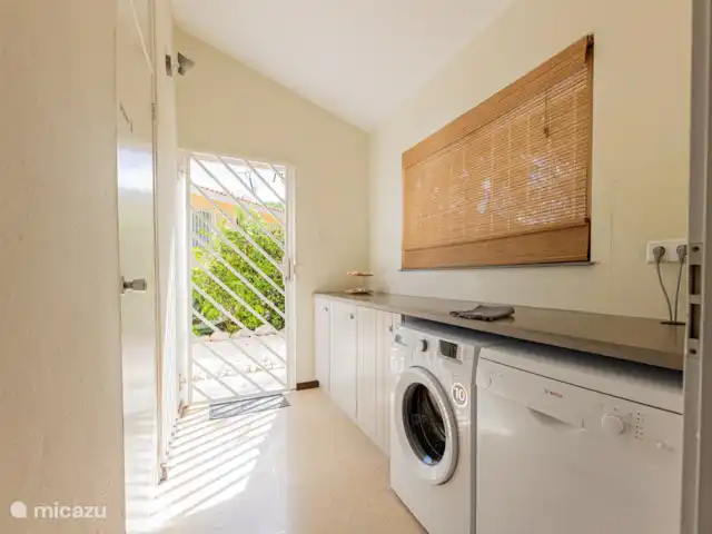 Villa Dushi Arembos, privézwembad 6p huren in Curaçao, Banda Abou (west), Grote Berg - villa Fijne bijkeuken met vaatwasser en grote wasmachine