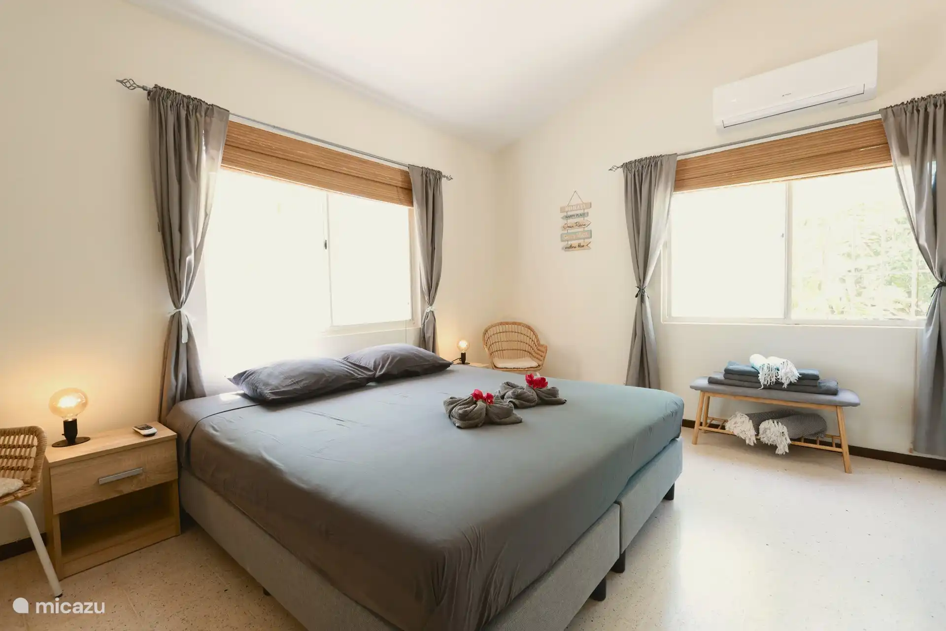 Couleurs claires et calmes, rideaux fermés le soir pour une nuit de sommeil optimale