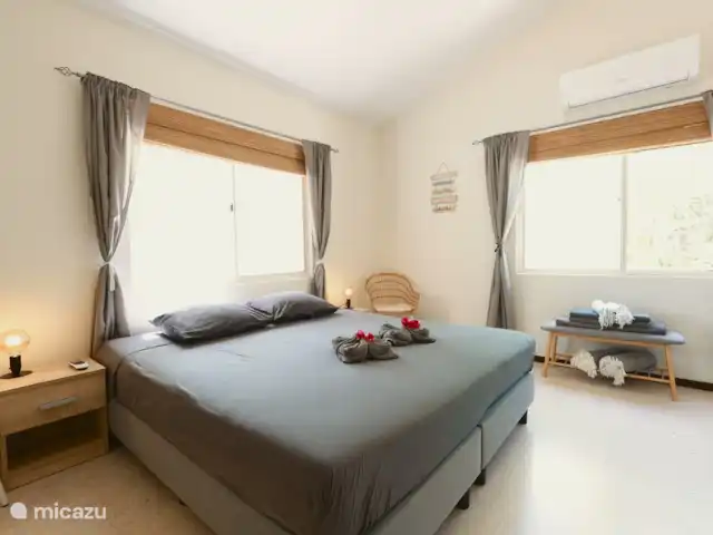 Villa Dushi Arembos, privézwembad 6p huren in Curaçao, Banda Abou (west), Grote Berg - villa Licht, rustige kleuren, 's avonds gordijntjes dicht voor optimale nachtrust